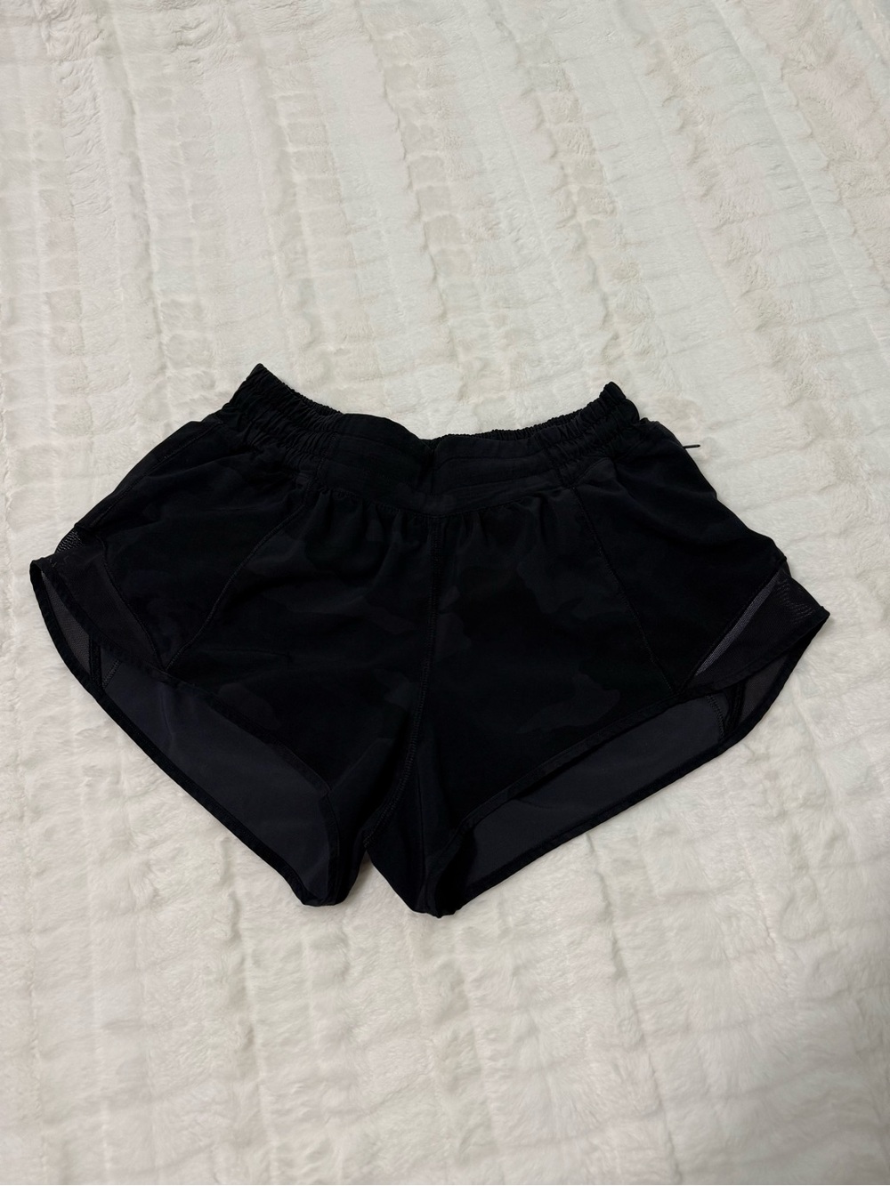 Lululemon hotty hot Heritage 365 Camo Deep Coal/Black, sz 4.  2in. Shorts - Picture 4 of 7